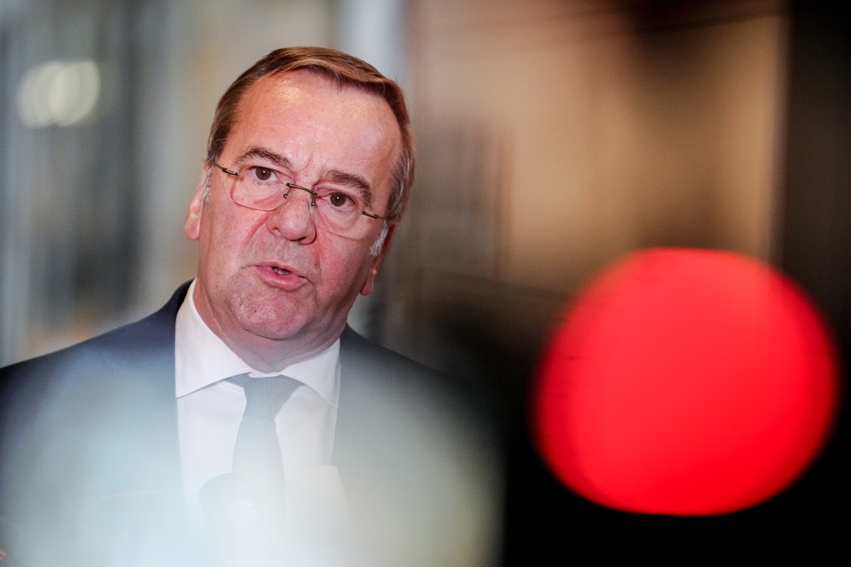 ARCHIV - 09.10.2025, Berlin: Verteidigungsminister Boris Pistorius (SPD) gibt am Rande der Sitzung des Bundestags ein Pressestatement zur Reaktion auf Drohnen. (zu dpa: «Pistorius verteidigt Kritik am ...