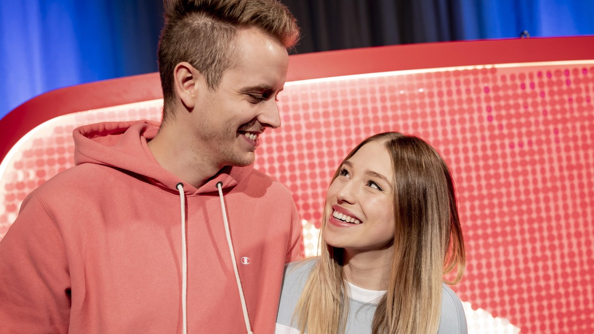 05.12.2018, Berlin: Das YouTuber-Paar Julian «Julienco» Claßen und Bianca «Bibi» Claßen schauen sich beim YouTube-Jahresrückblick 2018 im YouTube Space Berlin vor einem YouTube-Logo an. Foto: Christop ...