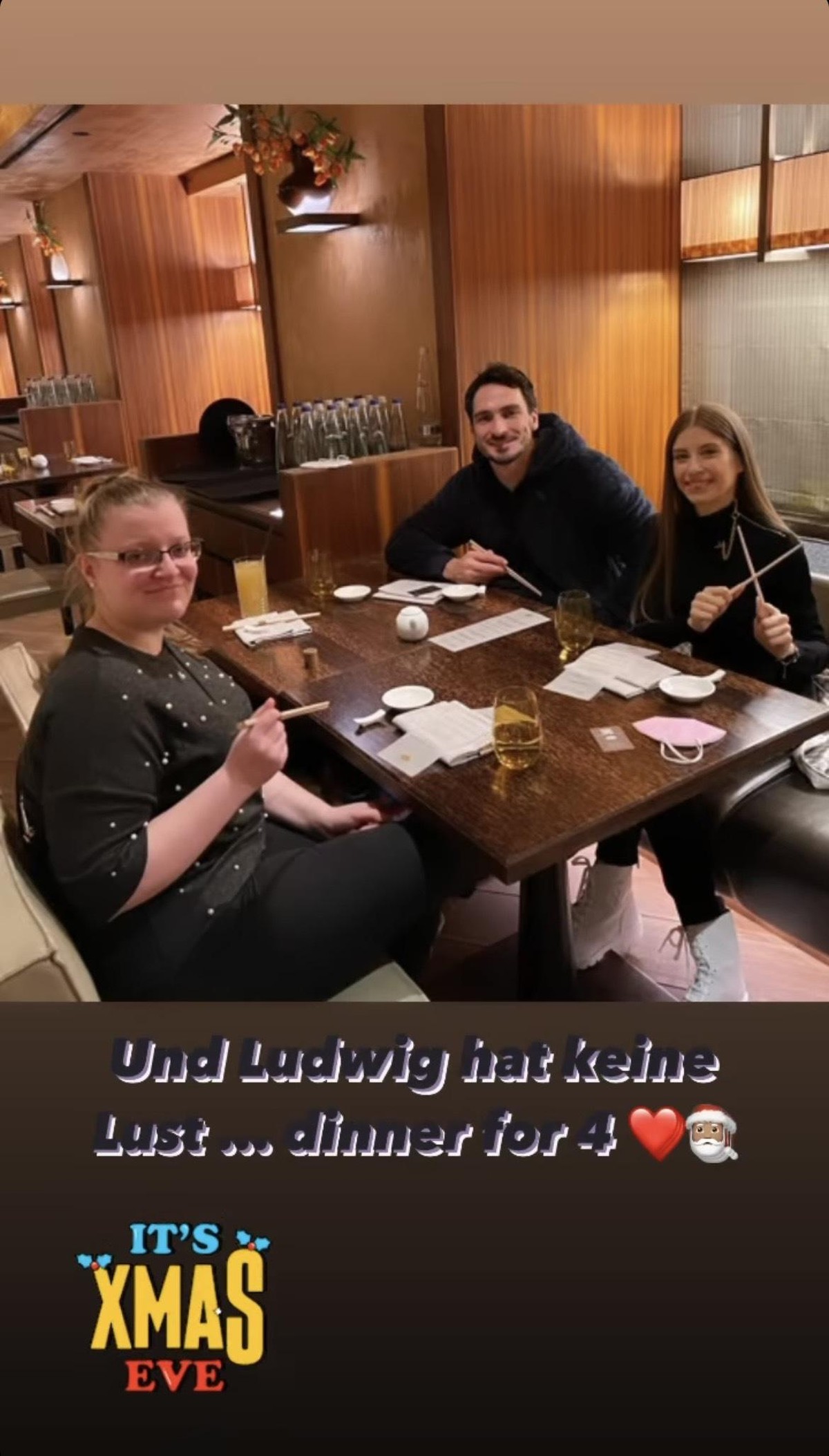 Mats Hummels im Onesie im japanischen Restaurant.