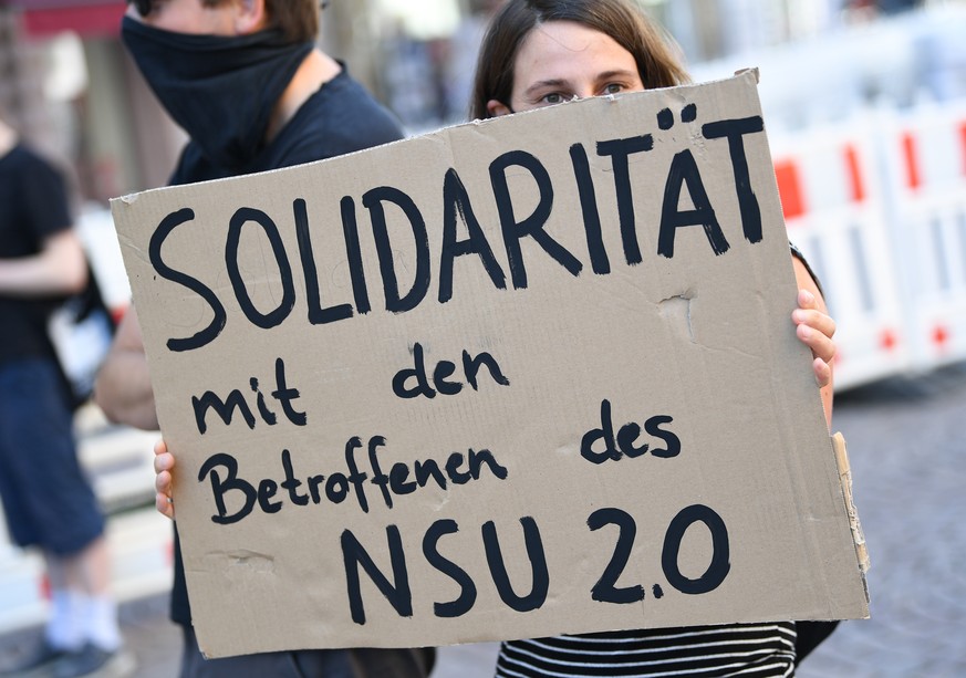 ARCHIV - 21.07.2020, Hessen, Wiesbaden: Ein Demonstrantin h