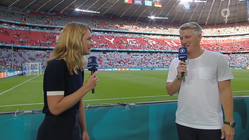 Ex-Nationalspieler und ARD-Experte Bastian Schweinsteiger (r.) und Moderatorin Jessy Wellmer.