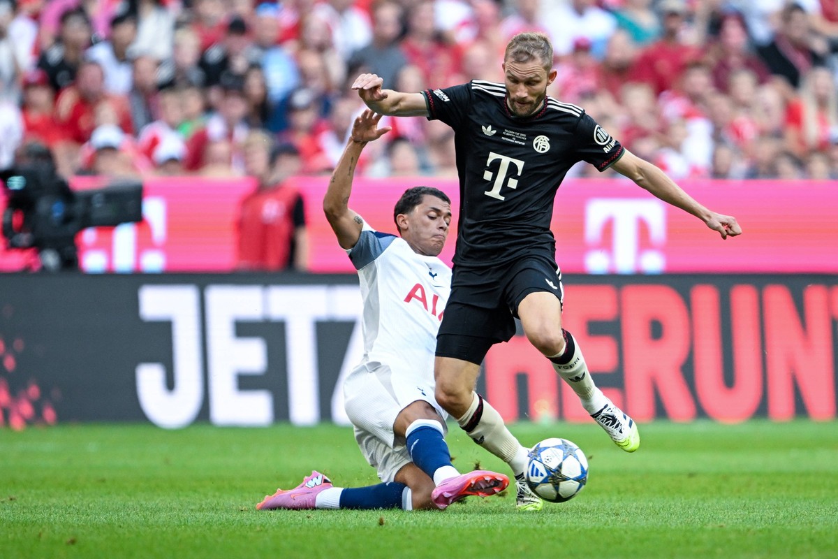Testspiel - FC Bayern M�nchen - 1. Tottenham Hotspur am 07.08.2025 in der Allianz Arena in Muenchen Konrad Laimer Bayern Muenchen im Zweikampf gegen Brennan Johnson Tottenham *** Test match FC Bayern  ...