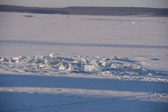 Ein Eisloch im Chebarkul-See, wo Wissenschaftler Meteor-Fragmente vom Einschlag im Jahr 2013 gefunden haben.