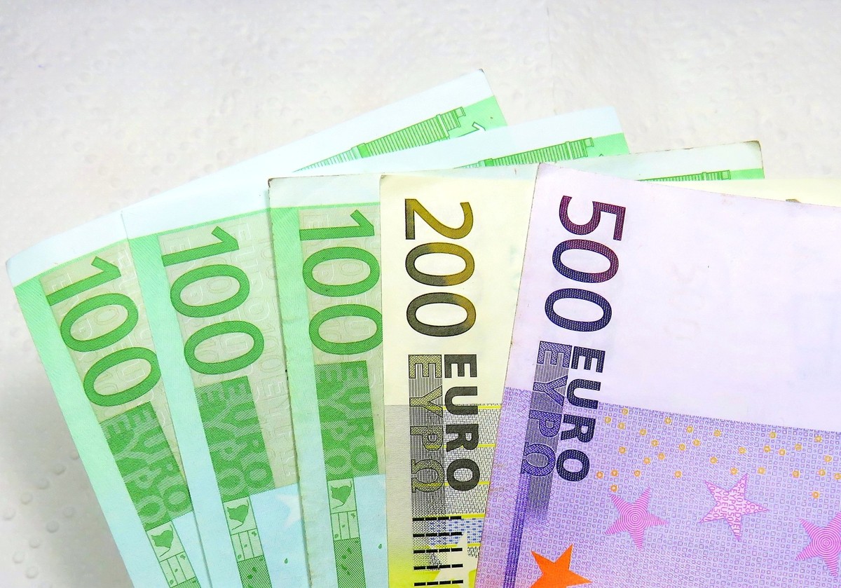 A closeup shot of three 100, one 200, and one 500 Euro banknotes 413381 RECORD DATE NOT STATED