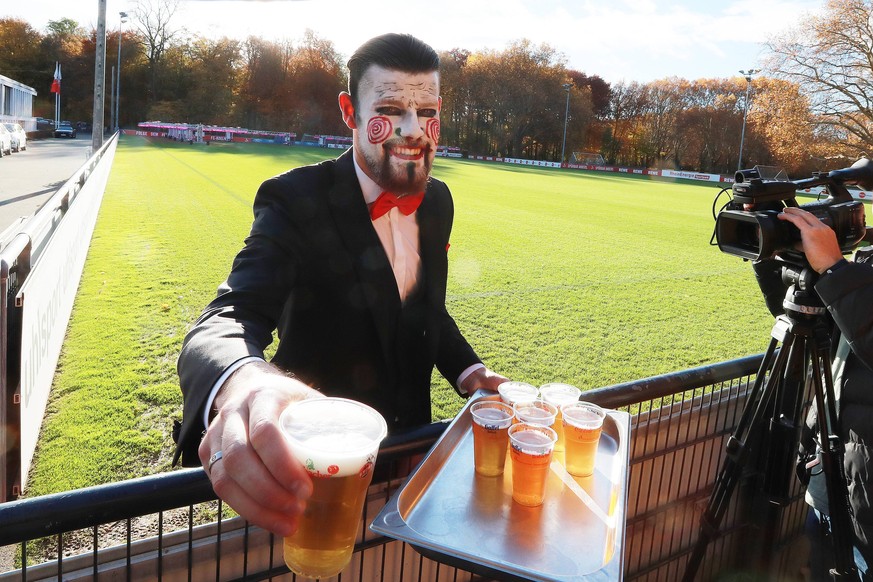 Karnevalskönig Timo Horn überraschte die Fans am 11.11. mit Bier und dem Saw-Outfit "Billy the Puppe". Schminke, popkultureller Hintergrund und dazu noch was zu saufen. Gibt ne 1-.