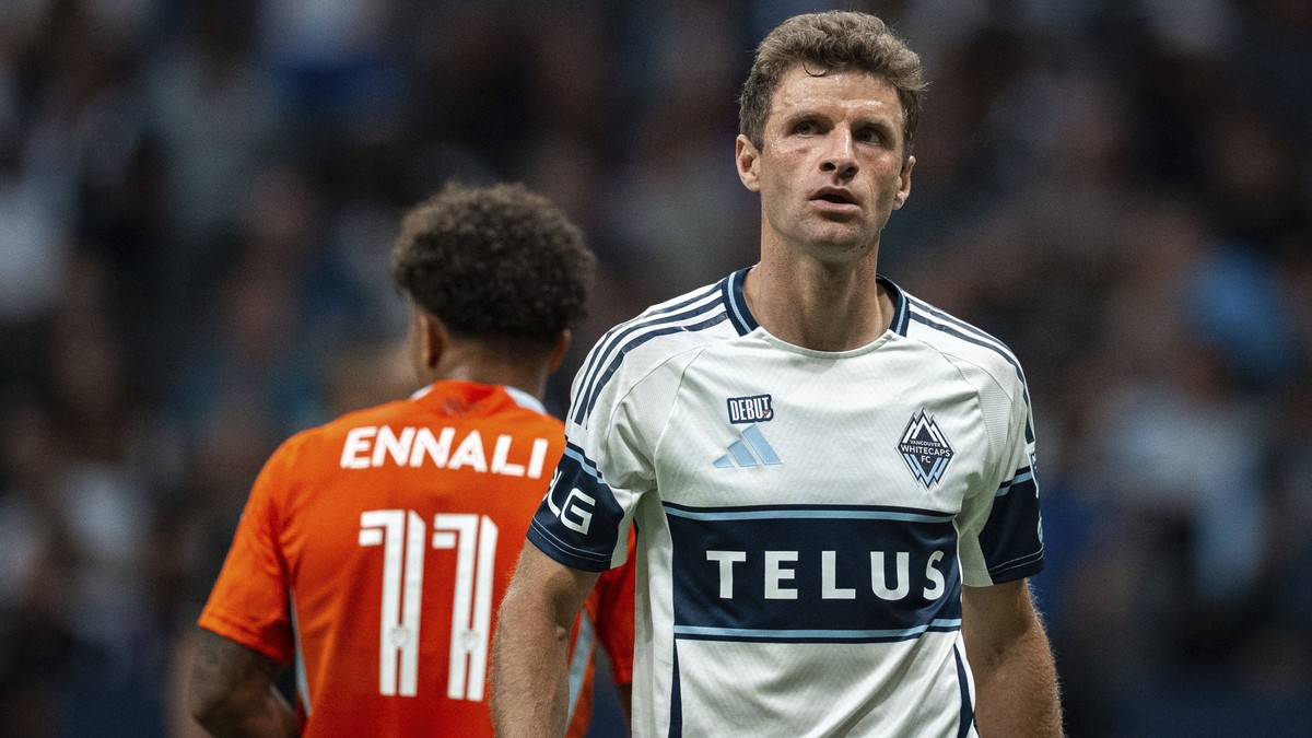 17.08.2025, Kanada, VANCOUVER: Fußball: Major League Soccer (MLS), Vancouver Whitecaps - Houston Dynamo FC. Thomas Müller (13) von den Vancouver Whitecaps verlässt das Spielfeld nach dem Spiel. Foto:  ...