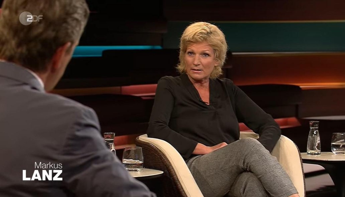 Kommentatorin Claudia Neumann reist derzeit für die Fußball-EM durch Europa.