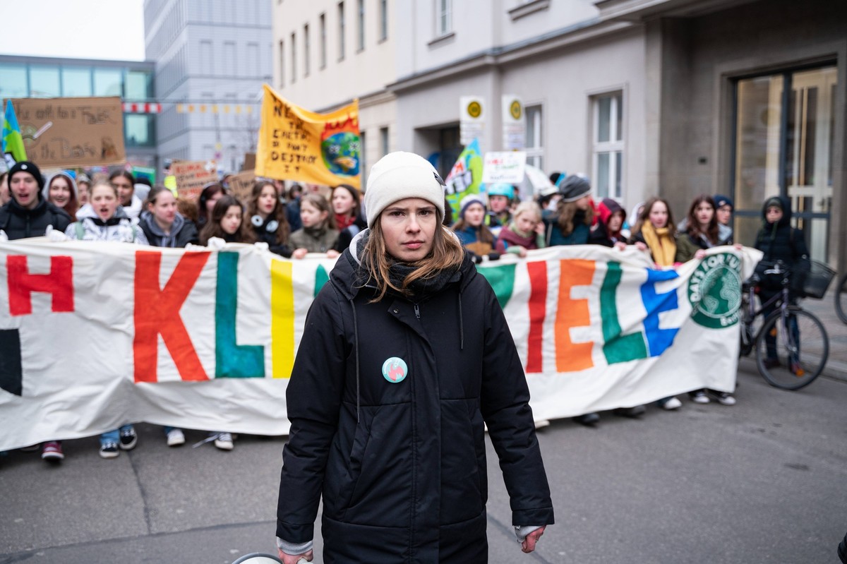 Bilder des Jahres 2023, News 03 März News Themen der Woche KW09 News Bilder des Tages 03.03.2023, Berlin, Deutschland, Europa - Angefuehrt von der deutschen Klimaschutz-Aktivistin Luisa Neubauer ziehe ...