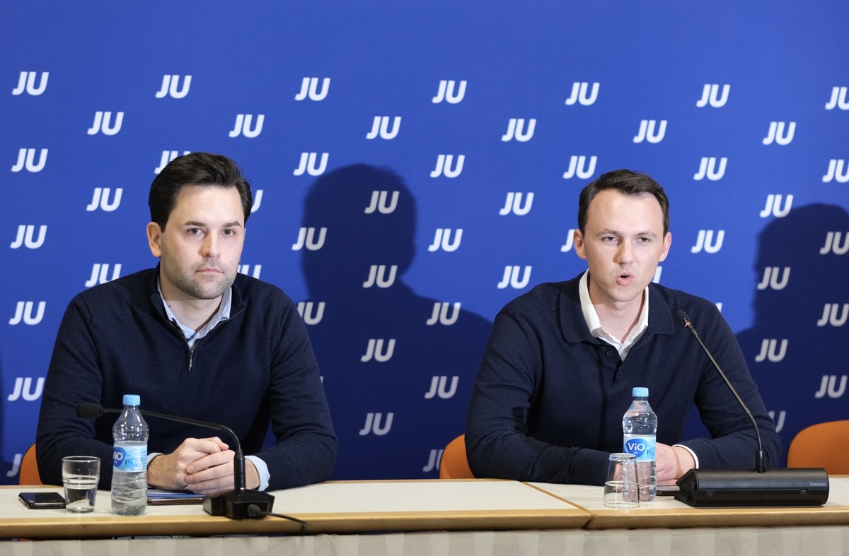 25.10.2024, Sachsen-Anhalt, Halle: Johannes Winkel (l), Bundesvorsitzender der Jungen Union, und Pascal Reddig, stellvertretender Vorsitzender, sprechen auf einer Pressekonferenz. Anlass ist der Deuts ...