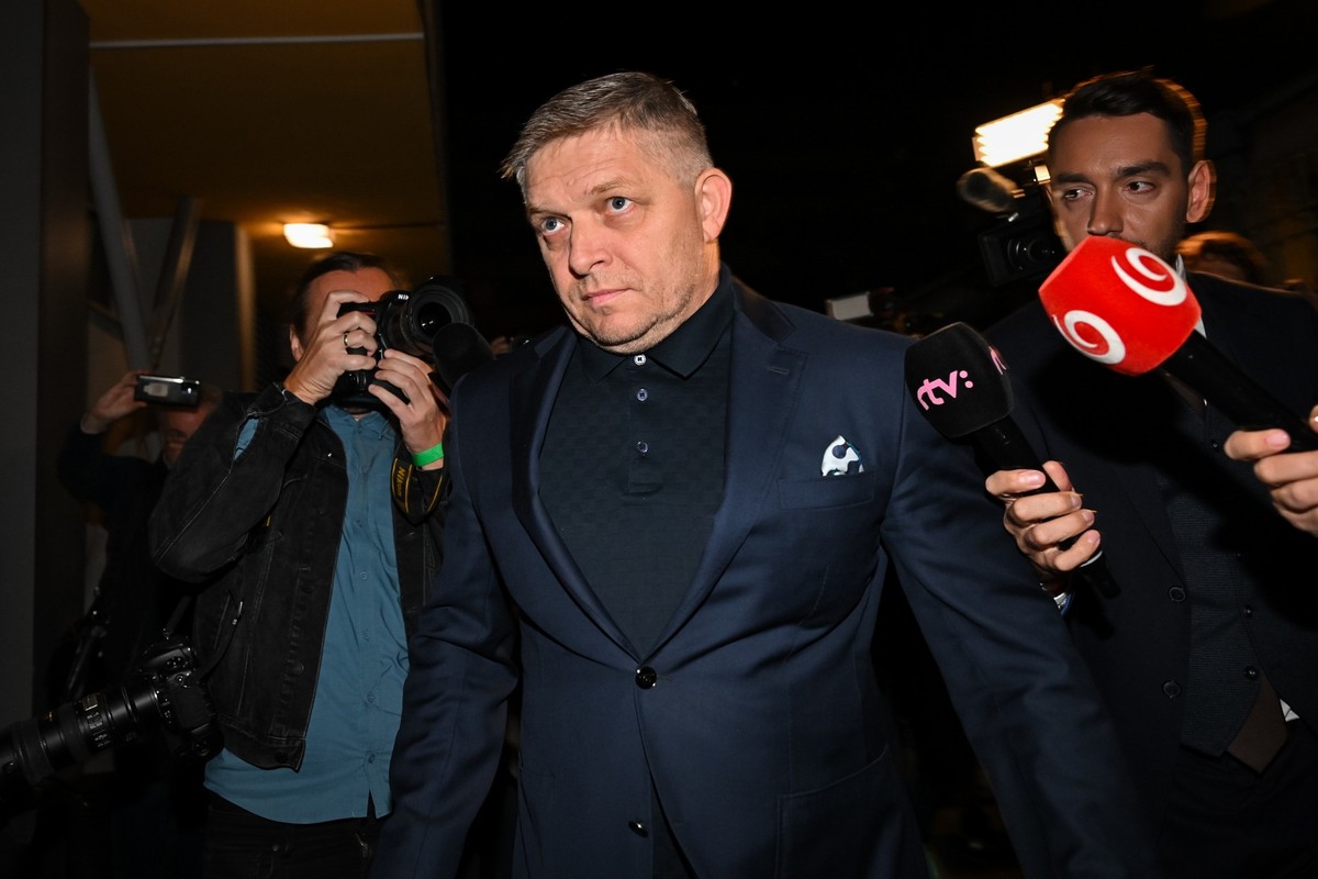 30.09.2023, Slowakei, Bratislava: Robert Fico, Vorsitzender der �Richtung - Slowakische Sozialdemokratie� (Smer-SSD) kommt am Wahlzentrum der Partei an. Entgegen ersten Prognosen haben die linksnation ...