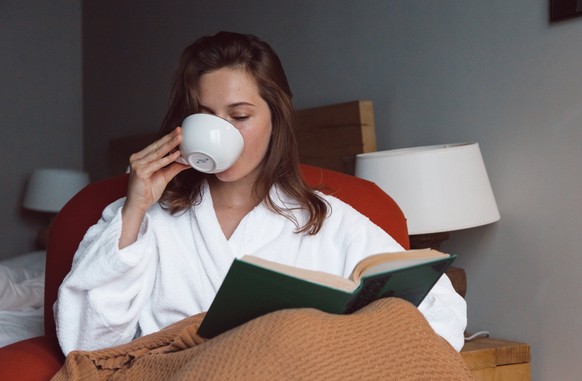 Wie wäre es mit einem guten Buch und einer Tasse Tee? Phasen der Entspannung stärken das Immunsystem.