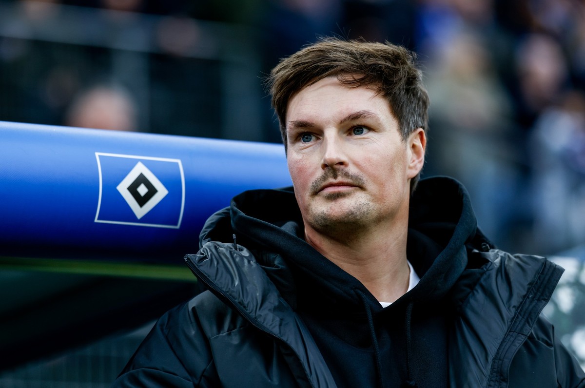 21.12.2024, Hamburg: Fußball: 2. Bundesliga, Hamburger SV - SpVgg Greuther Fürth, 17. Spieltag, Volksparkstadion. Hamburgs Trainer Merlin Polzin schaut auf das Spielfeld. (zu dpa: «Statement für Polzi ...