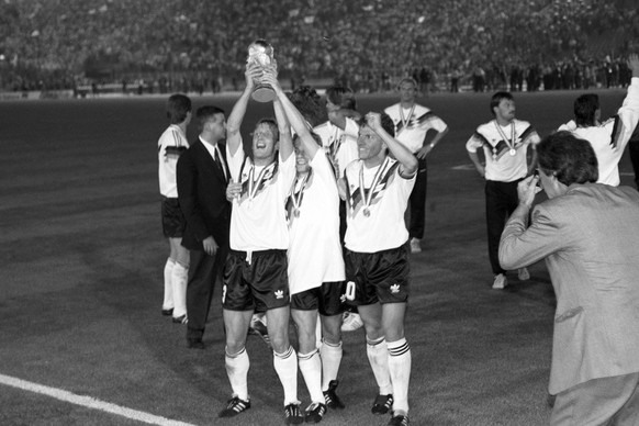 Deutschland ist Weltmeister 1990, v.li.: Andreas Brehme, Thomas H��ler Lothar Matth�us