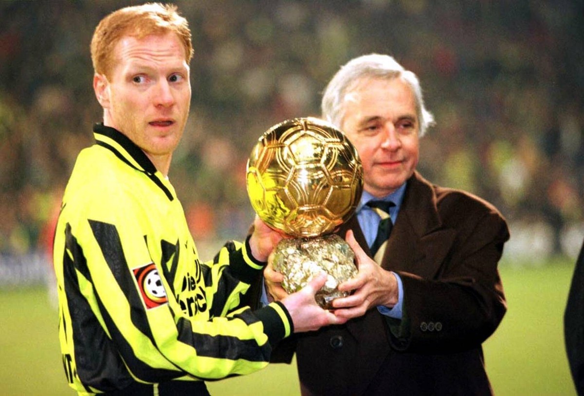 Matthias Sammer (BVB) wird als Europas Fu�baller des Jahres 1996 ausgezeichnet

Matthias Sammer Borussia will as Europe Footballers the Year 1996 excellent