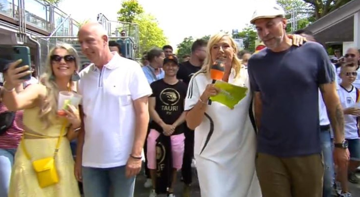 Eine Frau macht mit Mario Basler ein Selfie.