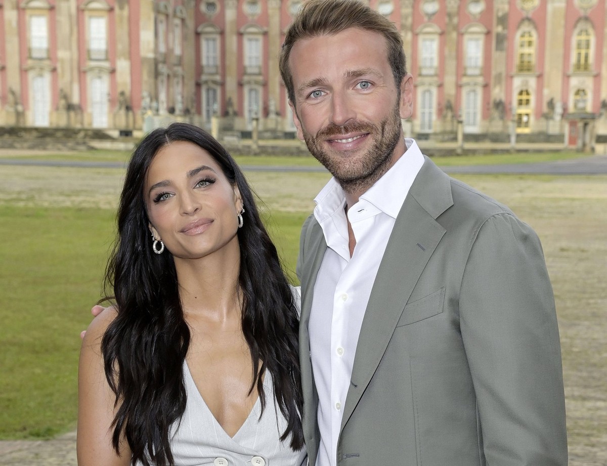 Amira Pocher mit Freund Christian Düren bei der Marc Cain Fashion Show Pure Radiance - Frühjahr/Sommer 2025 auf der Berlin Fashion Week S/S 2025 in der Kolonnade mit Triumphtor am Neuen Palais. Potsda ...
