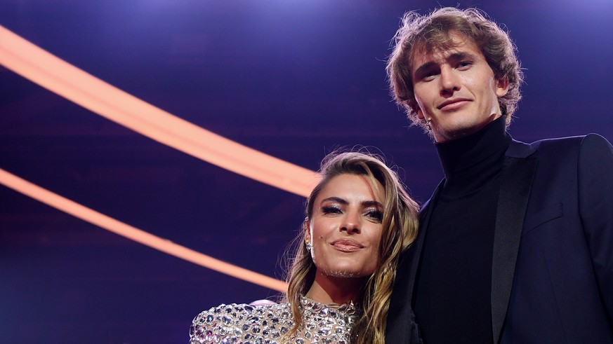 04.12.2021, Berlin: Sophia Thomalla und Tennisspieler Alexander Zverev posieren w