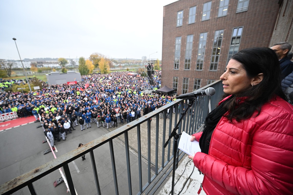 28.10.2024, Daniela Cavallo, Vorsitzende des Gesamt- und Konzernbetriebsrats der Volkswagen AG, spricht bei einer Informationsveranstaltung des Gesamtbetriebsrates der Volkswagen AG im VW-Stammwerk Wo ...