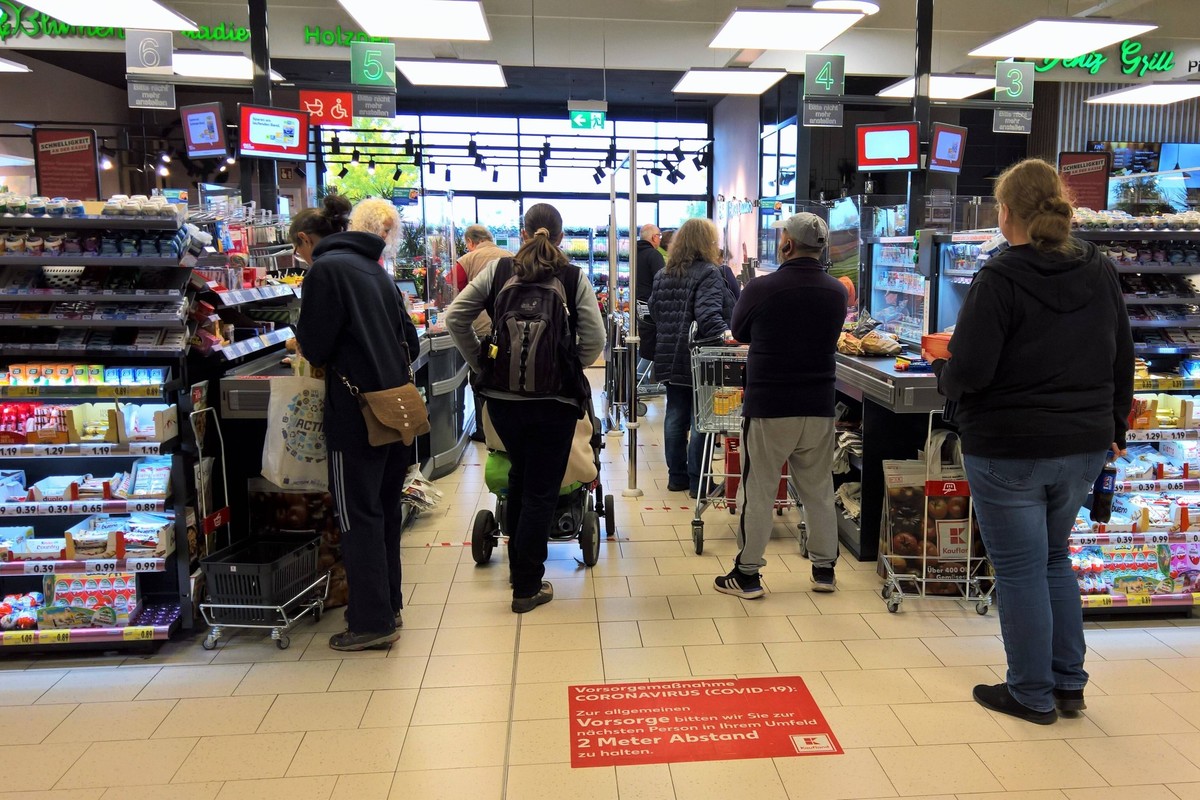 Kaufland Supermarkt- bzw Discounter-Filiale. Foto: Teils lange Warteschlangen vor der Kasse bzw den Kassen *** Kaufland supermarket or discount store Photo Partly long queues in front of the cash regi ...