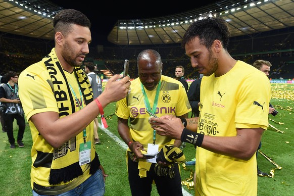 Aubameyang hat eine enge Bindung zu seinem Bruder Willy (l.) und seinem Vater Pierre (m.). Hier feiern sie mit ihm den DFB-Pokalsieg gegen Eintracht Frankfurt.