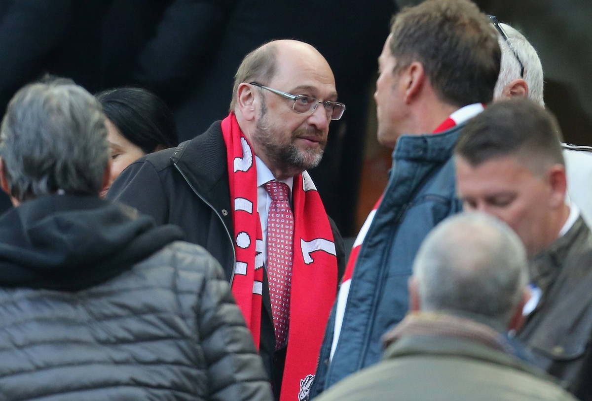 Cologne, Germany 05.05.2017, 1. Bundesliga 32. Spieltag, 1. FC Koeln - Werder Bremen, Martin Schulz, designierter Kanzlerkandidat der SPD, traegt einen Fanschal auf der Tribuene. ( DeFodi512

Cologn ...