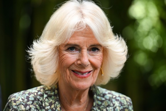 13.07.2023, Gro�britannien, St. Ives: K�nigin Camilla bei einem Besuch des Barbara Hepworth Museum and Sculpture Garden in St. Ives, Cornwall. (zu dpa: �Kein Extra-Gehalt f�r Camilla - steigende Koste ...