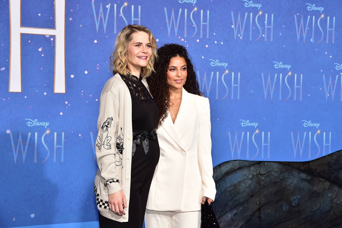 Deutschlandpremiere WISH in Berlin Hazel Brugger deutsche Stimme von Dahlia, Patricia Meeden deutsche Stimme von Asha Ankunft, magische Deutschlandpremiere WISH in Berlin, blauer Teppich zum Animation ...