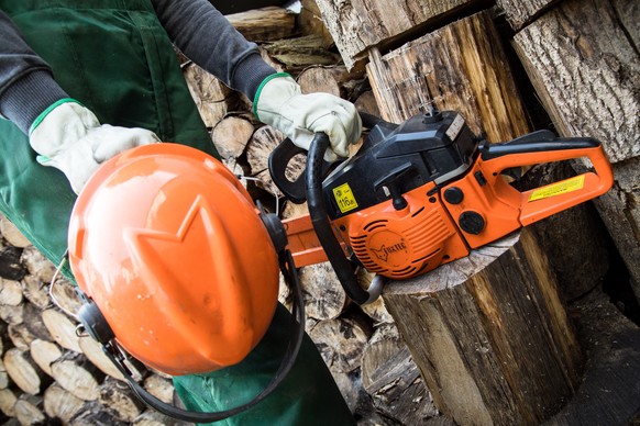 Auch Holz ist derzeit knapp und teuer. Ein Kamin wird für den Winter also keine ideale Alternative sein.