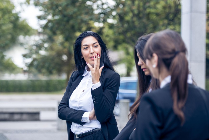 Frauen bei einer Raucherpause während der Arbeit.