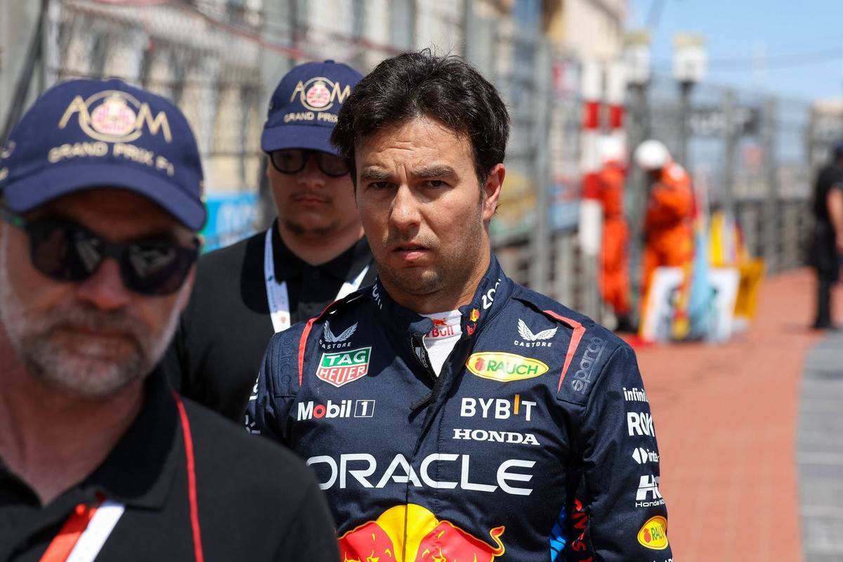 Sergio Perez Red Bull zu Fuss zurueck zur Boxengasse nach seinem Crash, Rennen, Grosser Preis von Monaco, Motorsport, Herren, Formel 1, 26.05.2024 Monte Carlo Monaco MCO *** Sergio Perez Red Bull walk ...