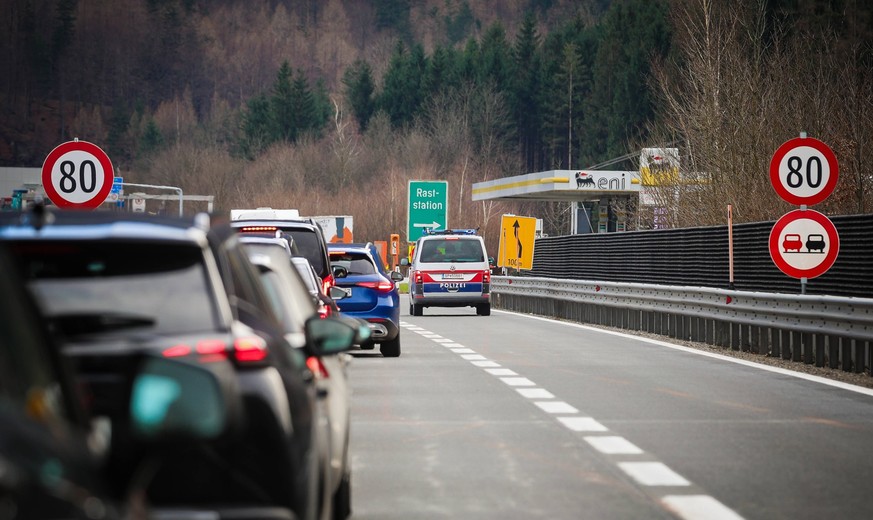 27.12.2023, Salzburg, AUT, Unterwegs in Salzburg, Reportage, A10, Autobahn, Verkehr, Baustelle, Stau, Tunnel Sanierung im Bild Stau, Verkehr, Autos, Baustelle, A10, Tauernautobahn, Urlaubsverkehr, Sta ...