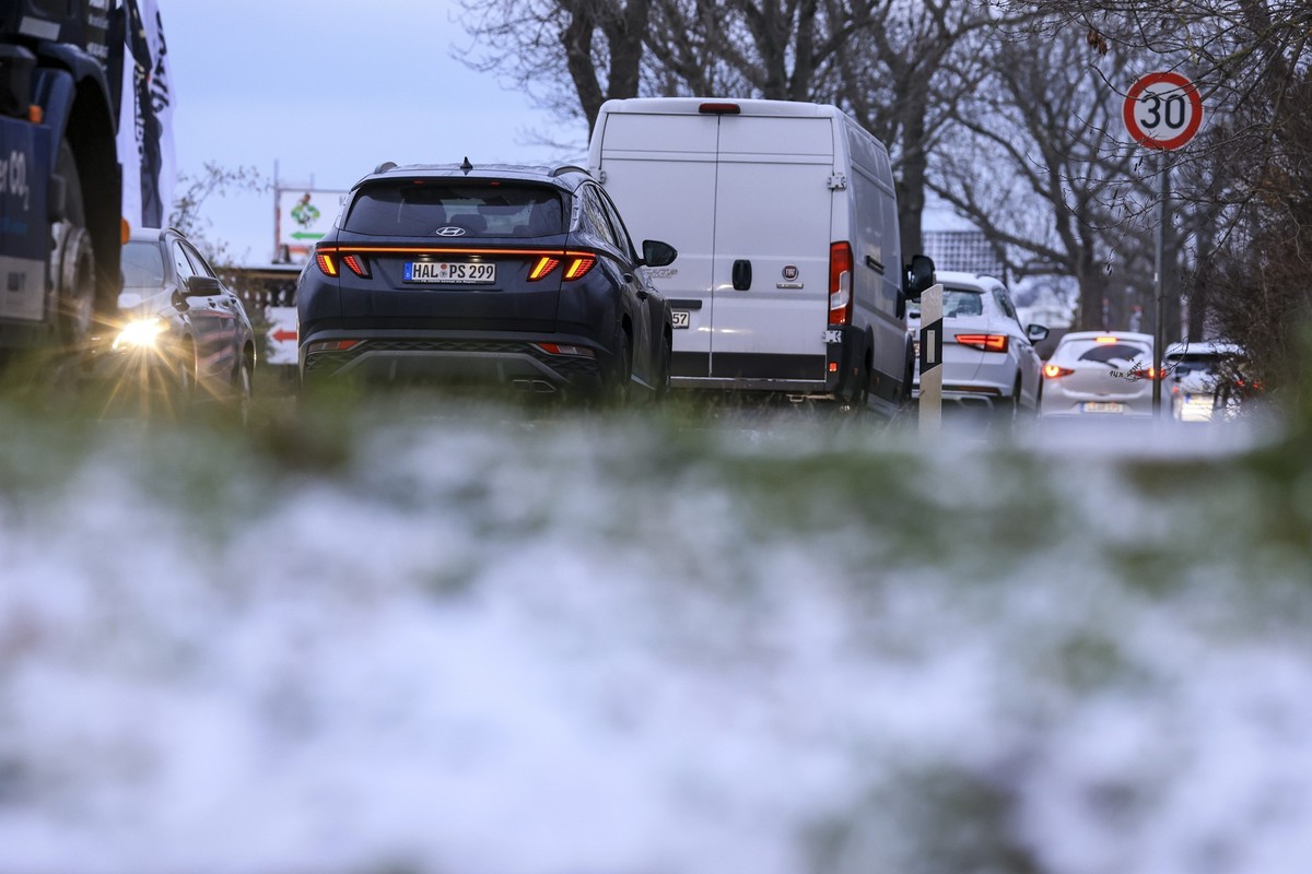 24.11.2025, Sachsen, Leipzig: Autos stauen sich nach nächtlichem Schneefall auf einer Ausfallstraße im Leipziger Westen. Dem Deutschen Wetterdienst zufolge kommt mit einem Tiefausläufer ein Schwall mi ...