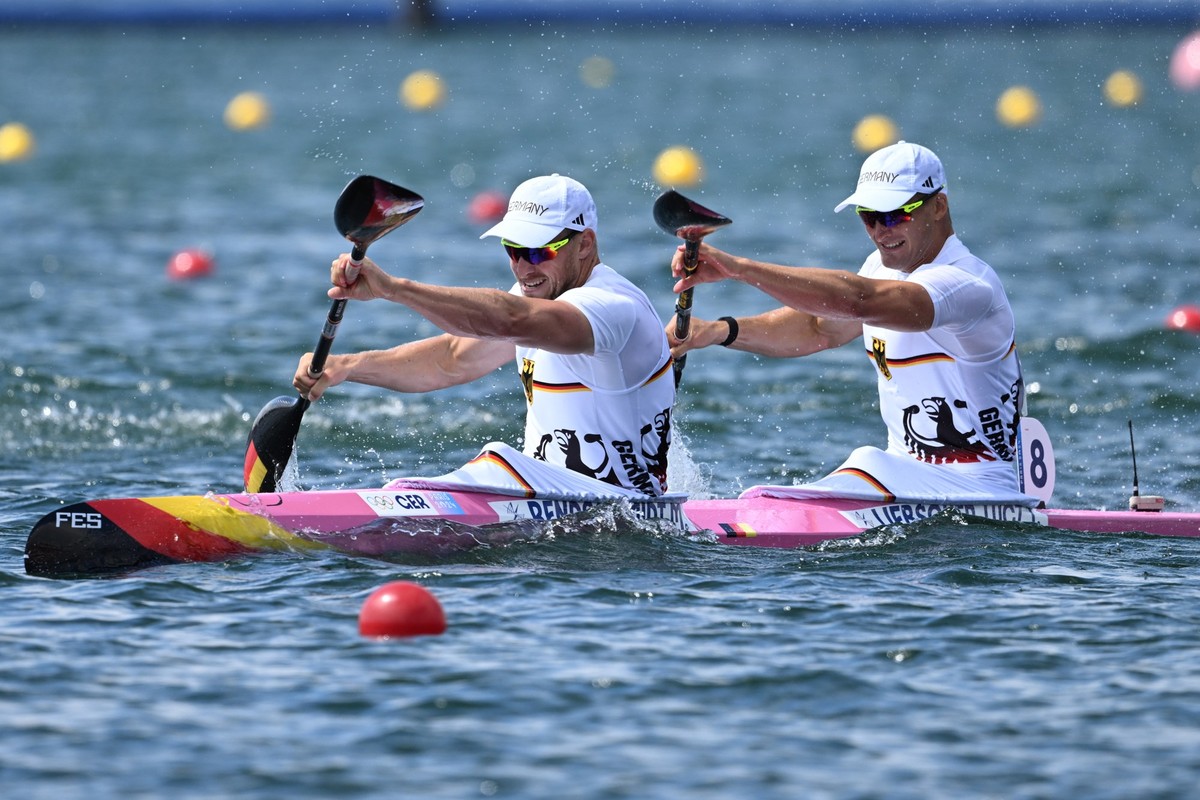 09.08.2024, Frankreich, Vaires-Sur-Marne: Olympia, Paris 2024, Kajak-Zweier, 500 m, Herren, Finale, Deutschlands Max Rendschmidt und Tom Liebscher-Lucz (r) in Aktion. Foto: Sebastian Kahnert/dpa +++ d ...