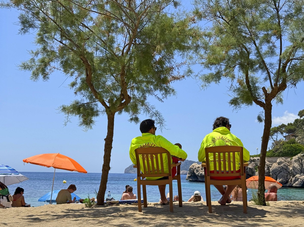 03.06.2025, Beliebtes Reiseziel der Deutschen, Mallorca. Hier in Cala Ratjada am Strand Cala Gat wachen zwei Bademeister Lifeguards