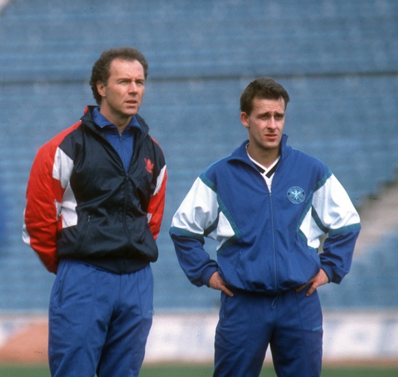 Bundestrainer Franz Beckenbauer Deutschland mit Pierre Littbarski in Sofia beim Training 22.03.1989 Copyright nur fuer journalistische Zwecke Only for editorial use *** National Coach Franz Beckenbaue ...