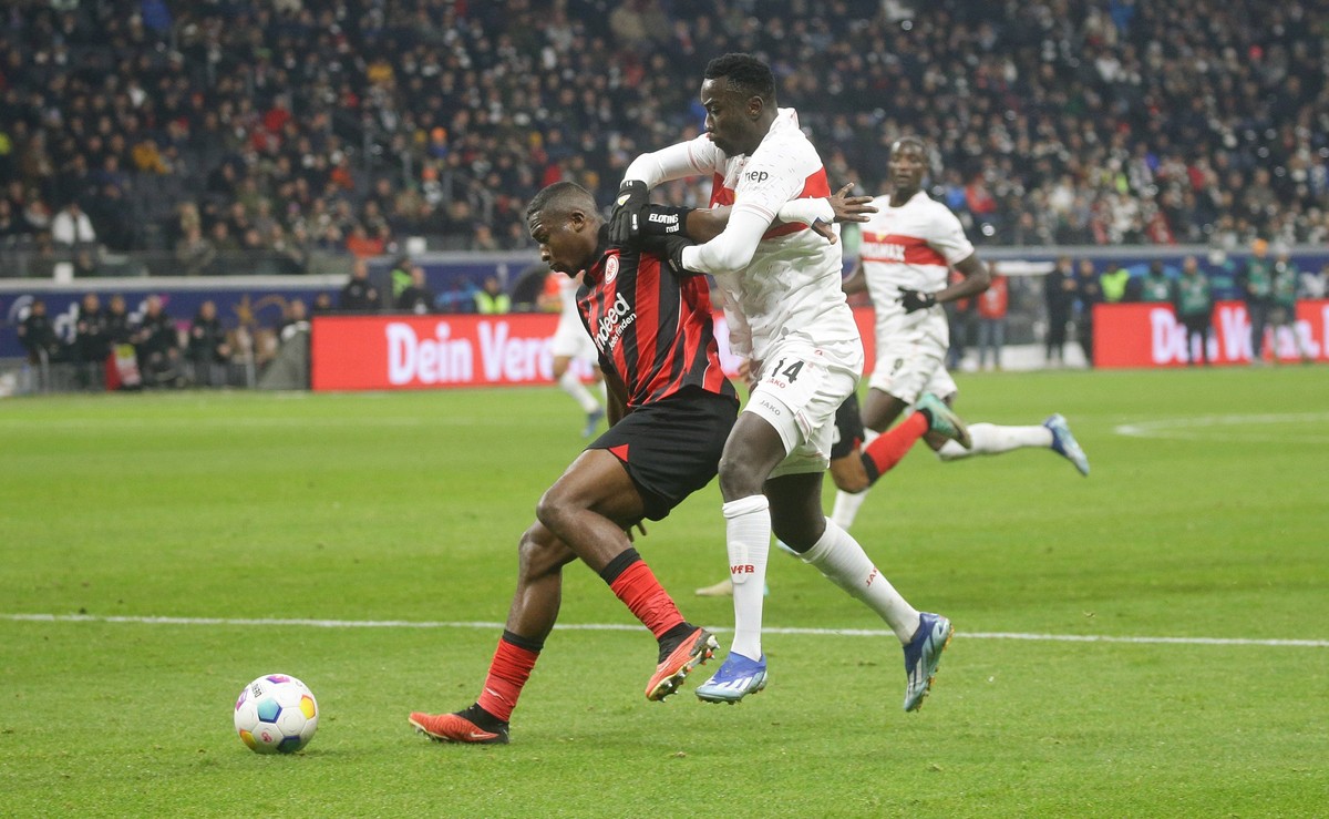 Frankfurt , Fu�ball Bundesliga, Saison 2023 / 2024, Eintracht Frankfurt vs. VfB Stuttgart , von links: Willian Joel Pacho Tenorio Fra / Silas Katompa Mvumpa VfB Gem�� den Vorgaben der DFL Deutsche Fu� ...