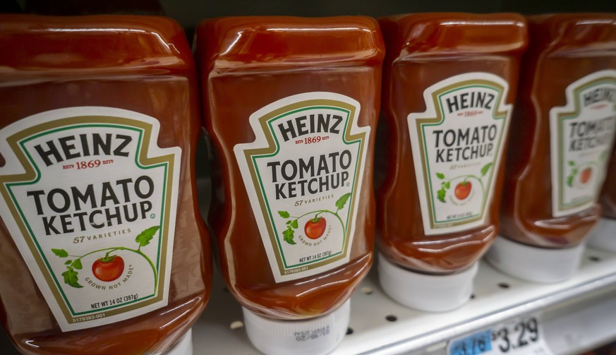 Kraft Heinz stock tanks after dividend reduction Bottles of Kraft Heinz ketchup on a supermarket shelf in New York on Friday, February 22, 2019. ( PUBLICATIONxNOTxINxUSAxUK RichardxB.xLevine