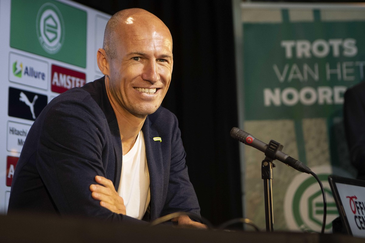 2020-06-28 13:38:28 GRONINGEN - Arjen Robben während seiner Präsentation vor der Presse im Hitachi Capital Mobility Stadium. Robben kündigte an, dass er seine Karriere als Profifußballer mit Kindheits ...