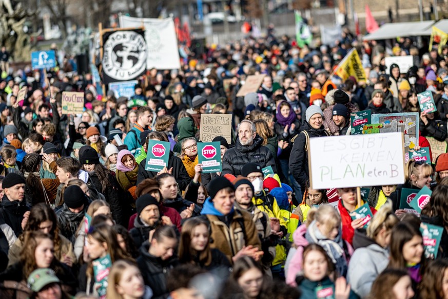 ARCHIV - 10.02.2023, Berlin: Aktivisten von Fridays for Future stehen auf einer Demo in Berlin. (zu dpa: «Fridays for Future ruft zu bundesweiter Protestwelle auf») Foto: Fabian Sommer/dpa +++ dpa-Bil ...