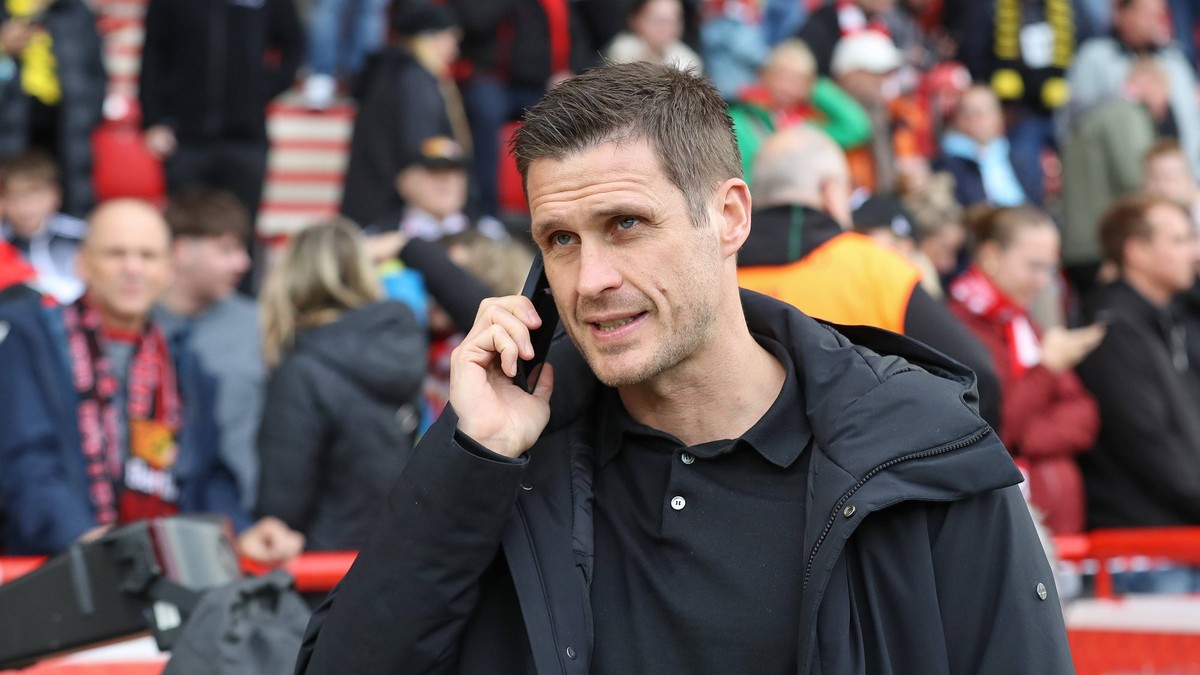 05.10.2024, xtgx, Fussball 1. Bundesliga, 1. FC Union Berlin - Borussia Dortmund emspor, v.l. Sebastian Kehl Dortmund, Sportdirektor telefoniert mit dem Handy, Portrait, Portraet, Einzelbild DFL/DFB R ...