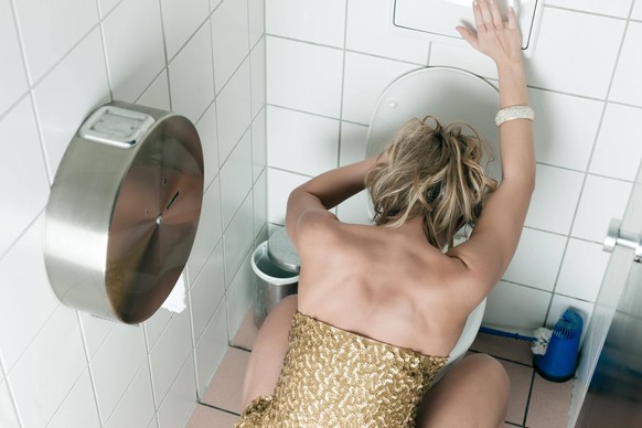 woman vomits in the toilet model released Symbolfoto property released PUBLICATIONxINxGERxSUIxAUTxONLY Copyright: xKzenonx Panthermedia07270077