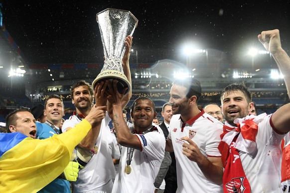 epa05315601 Sevilla players celebrate with the trophy after winning the UEFA Europa League final between Liverpool FC and Sevilla FC at the St. Jakob-Park stadium in Basel, Switzerland, 18 May 2016. E ...