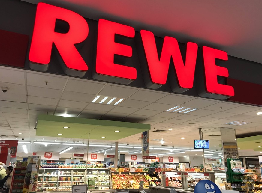 Logo der Supermarkt Kette Rewe an einer Filiale 02.04.2020 *** Logo of the supermarket chain Rewe at a branch 02 04 2020