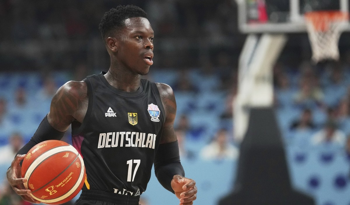 14.09.2025, Lettland, Riga: Basketball: EM, Deutschland - Türkei, K.o.-Runde, Finale, Dennis Schröder (Deutschland) am Ball. Foto: Sergei Grits/AP/dpa +++ dpa-Bildfunk +++