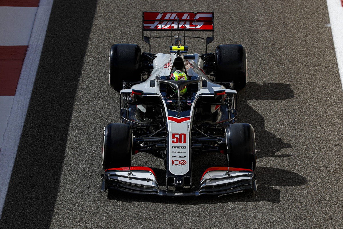 Mick Schumacher fahrbarer Untersatz. In diesem Boliden wird der 21-Jährige bald seine Runden über die Strecken der Formel 1 drehen.