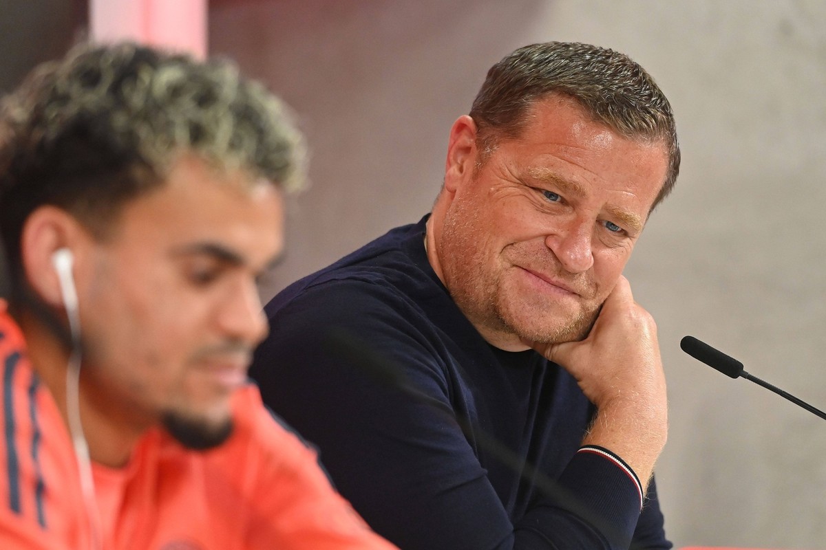 Luis DIAZ Bayern Muenchen, re:Max EBERL Sportvorstand FC Bayern Muenchen. Offizielle Vorstellung Lus DIAZ Bayern Muenchen am 31.07.2025. Fotoagentur *** Luis DIAZ Bayern Muenchen , re Max EBERL Chief  ...