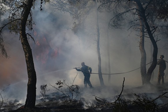 Wildfire continues to destroy forest in Parnitha near Athens Firefighters try to extinguish a wildfire that continues to destroy forest land in mount Parnitha near Athens. Parnitha Greece Copyright: x ...