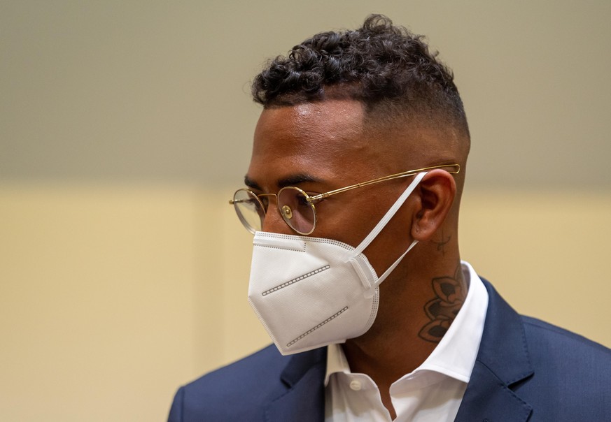 Der Fußball-Profi und ehemalige Nationalspieler Jerome Boateng steht zu Beginn des Prozesses gegen ihn im Amtsgericht München an seinem Platz. Gegen Boateng wird wegen des Vorwurfs der Körperverletzun ...