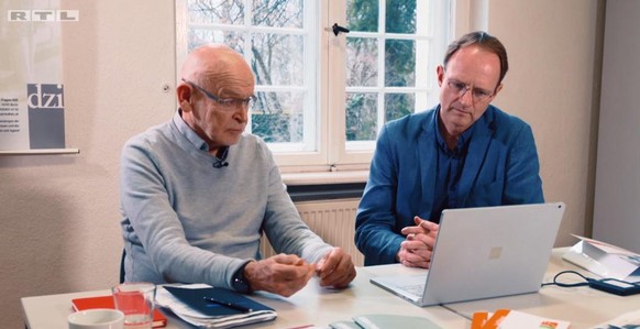 Günter Wallraff beobachtet gemeinsam mit Burkhard Wilke, dem Geschäftsführer des Deutschen Zentralinstituts für soziale Fragen, das Rote Kreuz beim Spendensammeln.