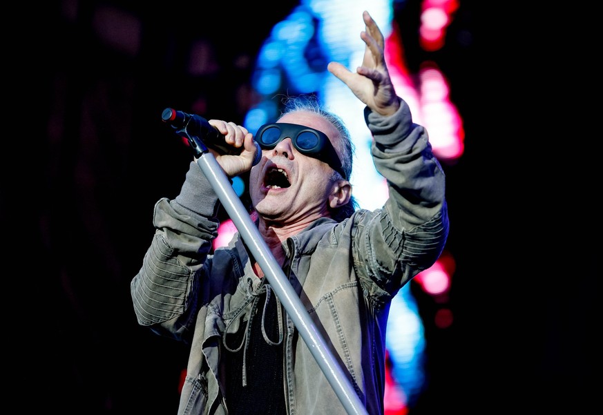 04.08.2023, Schleswig-Holstein, Wacken: Bruce Dickinson, Sänger der britischen Heavy-Metal-Band «Iron Maiden», steht beim Wacken Open Air auf der «Harder»-Stage. Foto: Axel Heimken/dpa - ACHTUNG: Nur  ...